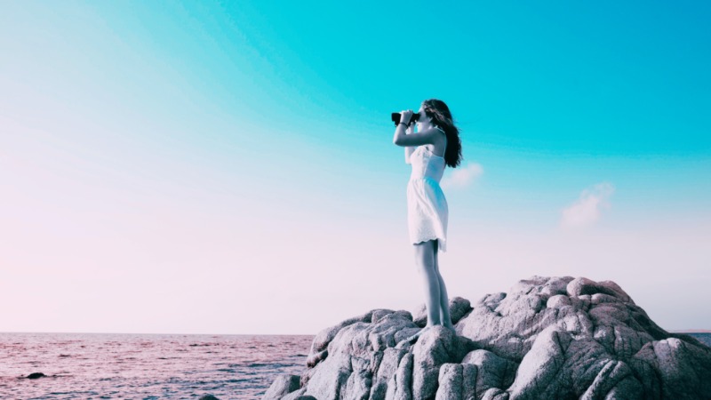 lady-with-binoculars